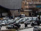 الإيرانيون يسارعون إلى المتاجر الكبرى.. وطوابير أمام محطات الوقود