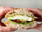 سحور 14 رمضان.. طريقة عمل سندوتش جبن حلومى بالخضار