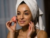 أجهزة التجميل موضة 2026.. هل تهجر النساء الصالونات وتفضل العناية المنزلية؟