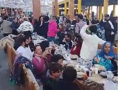 مائدة من دهب.. 5 آلاف شخص يرسمون أطول إفطار جماعى بشواطئ جنوب سيناء بطول 2 كم