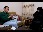 بركة رمضان.. سامح حسين يدخل الفرحة على سيدة مريضة بـ 100 ألف جنيه