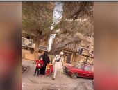 حياة كريمة.. أيمن مصطفى يهدى لاعب سابق بترت قدمه 50 ألف جنيه لسداد ديونه