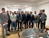 سفير مصر لدى اليونان يلتقى أقارب ضحايا حادث مركب غير شرعية أمام كريت