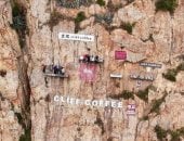 الأخطر فى العالم.. مقهى صينى معلق على ارتفاع 60 مترا.. فيديو