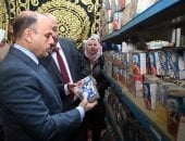 محافظ الغربية يخفض سعر بيض المائدة إلى 110 جنيهات خلال تفقده معرض أهلا رمضان