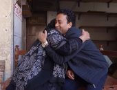 بركة رمضان.. سامح حسين يجبر خاطر بائعة خضروات بـ 100 ألف جنيه