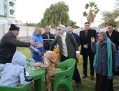 محافظ الوادي الجديد تُشارك عمال الخدمات المُعاونة والمرافق الإفطار بالخارجة