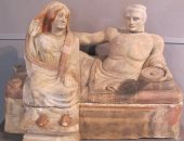 جرة جنائزية إتروسكانية عمرها 2400 عام لعروسين تم ترميمها إلى ألوانها الأصلية