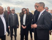 محافظ الجيزة لبائعى منطقة الأهرامات: أنتم جزء من المكان