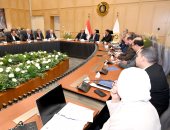 الحكومة تبحث تطوير منظومة التشغيل داخل قطاع صناعة الملابس