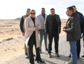 محافظ الوادي الجديد تتفقد أعمال طريقي الخارجة / الداخلة والخلفاء بمركز بلاط