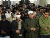 السكينة فى زحمة المدينة.. مشاهد الخشوع والهدوء أثناء صلاة التراويح بالجامع الأزهر