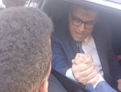 حاضر هنعمل مطبين.. محافظ قنا يستجيب لشاب استوقف سيارته