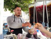 حكاية "على الصعيدي" صاحب أقدم عربية عصائر رمضان في بنها.. صور