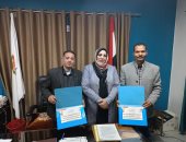 رئيس حى الكوثر بسوهاج تكرم العاملين المتميزين تقديراً لجهودهم