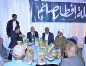 محافظ الأقصر يشارك عمال النظافة إفطارهم الجماعى بساحة سيدي أبو الحجاج.. صور