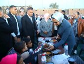 محافظ الوادى الجديد تشارك أهالى الشيخ والى مائدة الإفطار الرمضانى