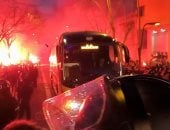 ألتراس برشلونة يحطم زجاج حافلة أتلتيكو مدريد قبل موقعة نصف نهائي الكأس