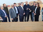  محافظ الجيزة يسلم منصات حضارية لباعة منطقة الزيارة بالأهرامات