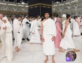 محمد عواد ينشر صوراً خلال أداء العمرة ويعلق: الحمد لله