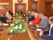 محافظ بورسعيد يناقش مقترح إنشاء الكوبرى العائم الجديد 