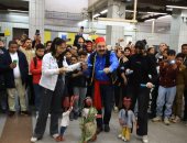 عرائس وأراجوز فى محطة مترو جامعة القاهرة لإسعاد الأطفال وتوعية الركاب.. صور