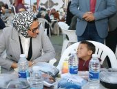 محافظ الوادى الجديد تشارك أهالى قرية اللواء صبيح الإفطار الرمضاني بمركز الفرافرة