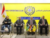 محافظ الإسماعيلية يدعم لاعبى الدراويش قبل مواجهة النادى المصرى