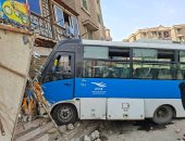 اصطدام أتوبيس بمدخل محل كوافير أسفل عقار بمنشأة ناصر.. صور