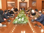 محافظ بورسعيد يلتقى رؤساء الأحياء ومدينة بورفؤاد ونوابهم الجدد 