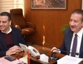 محافظ بورسعيد يوجه رؤساء الأحياء ونوابهم الجدد بالارتقاء بخدمات المواطنين