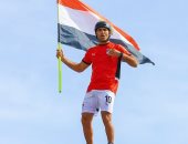 عروض الفلاى بورد فى كل المناسبات على شواطئ البحر الأحمر.. الرجل الطائر يدخل البهجة على زوار الغردقة فى طقوس خاصة.. يطير بالفانوس فى رمضان.. يرتدى الجلباب فى العيد.. ويرفع علم مصر فى الاحتفالات الوطنية.. صور