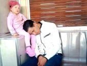 فى حضرة الطفولة يهدأ التعب.. أب يغفو على ساق طفلته في المترو (صورة اليوم)