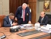 محافظ جنوب سيناء يستقبل وفد الشركة المنفذة لمشروع إنشاء محطة إنتاج الهيدروجين الأخضر