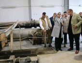 محافظ الوادي الجديد تتابع مشروعات رفع كفاءة مجمع كهرباء الفرافرة 