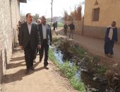 محافظ سوهاج يتفقد المصرف المجاور للطريق المؤدي لمدرسة فزارة