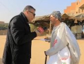 عمرو الليثي يجبر خاطر مسن في كفر الشيخ ويهديه 5 آلاف جنيه في أجمل ناس