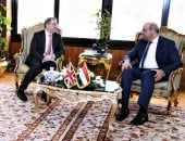 وزير الطيران المدنى يستقبل السفير البريطانى بالقاهرة لتعزيز التعاون المشترك