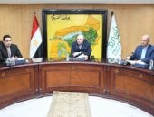 محافظ الفيوم يناقش تحديات المواقف والكهرباء بالمحافظة