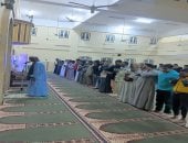 صلاة التراويح بالمسجد العتيق بالدكة بنصر النوبة.. فيديو