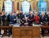 صلاة النصر.. 20 قسا يباركون ترامب داخل المكتب البيضاوى.. فيديو