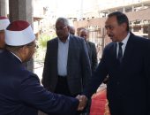 محافظ سوهاج يستمع إلى مطالب المواطنين عقب صلاة الجمعة بمسجد العارف