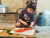 أصغر متطوعة فى مائدة الرحمن بالعريش.. الطفلة مكة تضرب مثالا مبكرا بعمل الخير