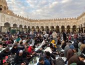 الطلاب الوافدون يجتمعون على مائدة إفطار اليوم السادس عشر بصحن الجامع الأزهر