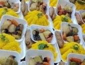 13 سيدة بالمحلة ينظمن مطبخا خيريا لتجهيز وجبات إفطار للأسر الأولى بالرعاية.. استهداف 100 أسرة يوميا والوجبات تتنوع بين أسماك ولحوم ودواجن.. والأهالي يتسابقون لدعم المطبخ والمساهمة في الأعمال الخيرية.. صور