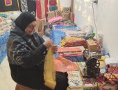 حكاية الحاجة حسنة أشهر مصنعي الخيامية في الغربية.. تعشق الهاند ميد منذ 40 سنة.. كانت تعمل مع زوجها في النقش على أواني الفضة وبيعها بالمحافظات.. عملت علي صناعة فوانيس وأقمشة الخيامية واشتهرت بين التجار.. صور