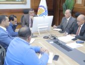 محافظ قنا يشارك في اجتماع مجلس المحافظين.. ويشدد على ضبط الأسواق 