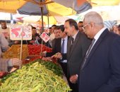 محافظ سوهاج يتفقد عددًا من الأسواق والهايبر ماركت للاطمئنان على توافر السلع