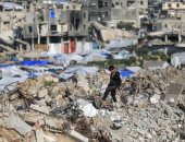 بين ركام المنازل والقمامة وخيام النزوح.. معاناة متواصلة لأهالي غزة