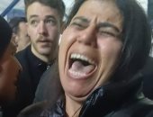 دموع لا تجف.. صرخة أم مكلومة فقدت ابنها في لحظة غدر أمام باب الجامعة